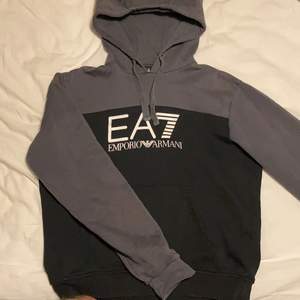 Emporio Armani hoodie, knappt använd, storlek framkommer ej men tippar M