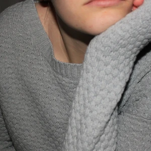 Stickad tröja - Ljusgrå stickad tröja från Cubus med "cirkelmönster". Använd ganska flitigt men märks inte alls, jättefint skick! (Cubus är👌🏼). För referns är jag 180 cm. Kontakta mig om du vill ha flera bilder eller mer info! Kolla gärna in mina andra annonser🤍