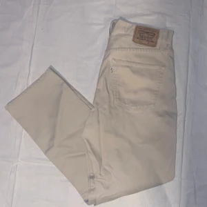 Vintage Levis jeans - Jättefina Levis jeans! Storleken är W34 L34 (mansstorlek) men skulle säga att de sitter ungefär som medium (damstorkek). Inga defekter och i bra skick! 