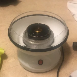 Sockervaddsmaskin - Socker vaddadkinen är i bra skick och fungerar utmärkt, man kan läggq ner vanligt socker, smaksatt socker, och godisar exp klubbor, mm