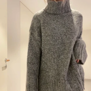 Grå stickad tröja - Superfin grå stickad tröja med polokrage från H&M, aldrig använd så i superfint skick💕 Köpare står för frakt🌟