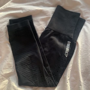 Gymshark tights - Svarta träningstights från gymshark. Köptes här på plick, men säljes på grund av att de är för korta på mig som är 174 cm. Modellen har hål på sidorna av benen och hög midja.