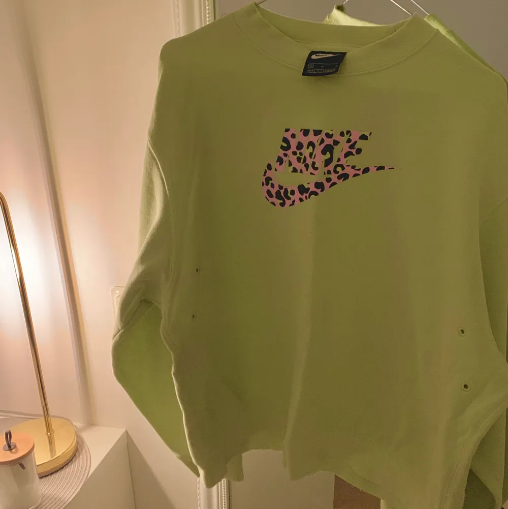 En sweatshirt som endast är testad, sedan har den endast legat orörd☺️ den är i en limegrön färg🌟 170kr, köpare står för frakt om så önskas💕 Stl. Medium. Otroligt skön invändigt! . Tröjor & Koftor.
