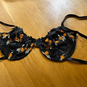 Spets-BH - Fin spets-BH med bygel från SHEIN. Storlek M. Säljer pga fel passform på mig. Skickas mot frakkostnad, köparen väljer själv om hen vill ha spårbar frakt eller med frimärken. Samfraktar gärna om du hittar något mer du vill köpa av mina annonser. 