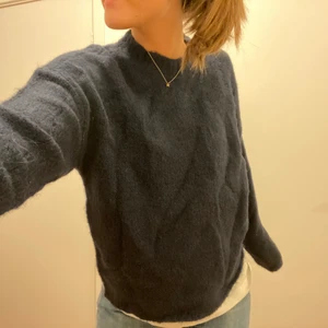 Stickad tröja! - Marinblå stickad tröja, så mysig! Sista bilden beskriver färgen bäst! 