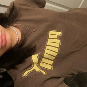 T-shirt från Puma - söt brun pumatshirt köpt på secondhand. Den är strl L men jag brukar ha xs och den sitter oversized på mig. Säljer pga pengarbehov 🤠 80 kr+frakt 