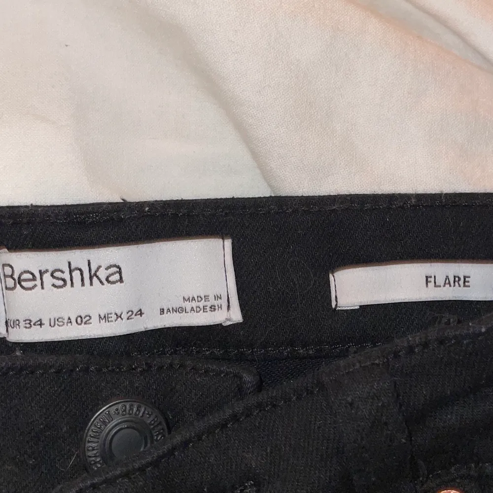Jättefina svarta vida jeans från bershka. Stl 34, passar även dig som är 36. Endast använda en gång. Frakt tillkommer!. Jeans & Byxor.