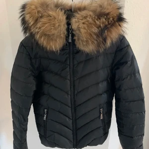 Äkta Chelsea jacka  - Chelsea jacka strl 34. Jättefint skick. Använd ett fåtal ggr, äkta såklart. Köpt för 2000kr. 