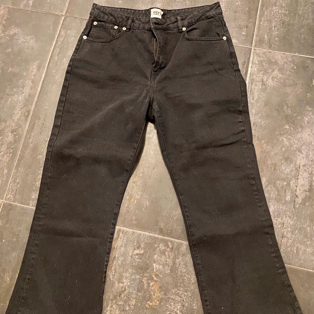 Ett par svarta jeans från Lager 157. Modellen på byxorna är Kick och de är i storlek L. Ganska korta i modellen, jag är 165 och de på till precis nedanför ankelknöralarna skulle jag säga. Köparen står för eventuell frakt ☺️. Jeans & Byxor.