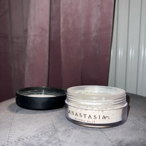 Löspuder  - Finmalt löspuder från Anastasia Beverly Hills i färgen vanilla, 25g. Oanvänt. Originalpris 410kr. Fri frakt🤍✉️