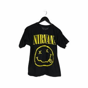 Nirvana tee - Perfekt när t-shirtvädret slår till Rund halsringning Korta ärmar Tryck baktill och framtill Avslappnande passform
