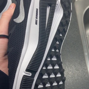 Nike  - Säljer helt oanvända nike skor då dom är försmå för mig. Storleken är 40,5.