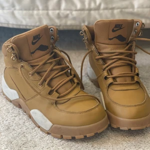 Nike Rhyodomo kängor - Nike Rhyodomo känga för höst eller vinter. Färg wheat. Endast använda ett par ggr. Storlek 40