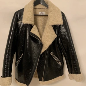 Jacka från nakd - Storlek 34. Priset är exklusive frakt. Betalning sker via swish, jag skickar bild på paketet innan, när det är inslaget och redo att skickas