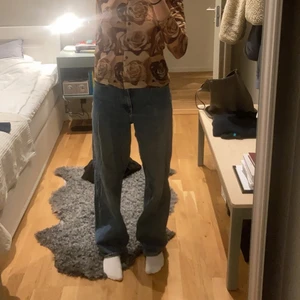 Baggy straight jeans - Coola baggy raka jeans sitter väldigt bra på mig som e 165 strl 34/36 men ganska långa så d beror på va man gillar