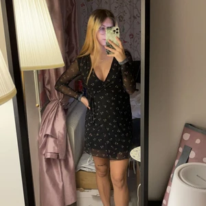 Omlottklänning - Blommig omlåttklänning me spets. Skitsnygg. 