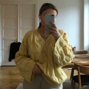 GUL SWEATSHIRT 🐤  - Supergosig, knappt använd. Från Ginatricot ”premium quality” (30% ull). 