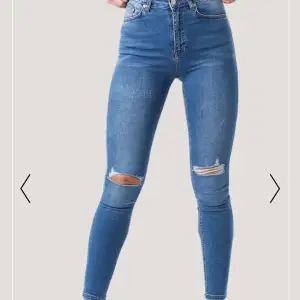 Säljer nu mina nakd jeans. Aldrig använda och lappen sitter kvar! De är i strl 32 och skulle säga att dom passar 32-34 då dom är stretchiga🤍 original pris: 500kr mitt pris: 270kr