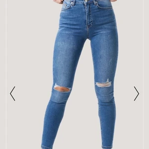 NAKD jeans - Säljer nu mina nakd jeans. Aldrig använda och lappen sitter kvar! De är i strl 32 och skulle säga att dom passar 32-34 då dom är stretchiga🤍 original pris: 500kr mitt pris: 270kr