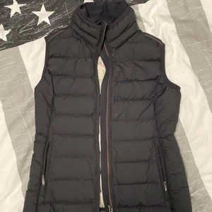 PARAJUMPER VÄST - Äkta parajumper väst till salu, använd fåtal gånger ser helt ny ut!🌸 Köpaten står för frakt!☺️