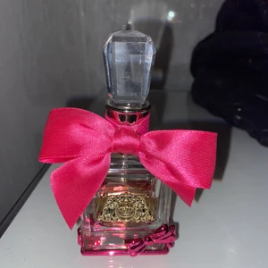 Juicy couture - En juicy couture parfym i doften viva la juicy!! Denna luktar jättegott men har tröttnat lite på doften bara⭐️ lite mer än hälften kvar, ursprunspriset är 499 kr så säljer för ett bra pris! 💕❣️