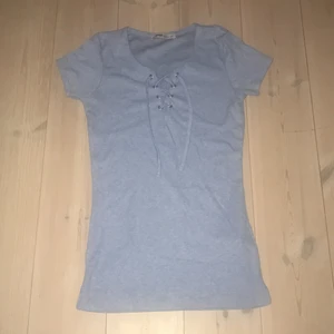 FB sisters t-shirt - Plagget är använd 2 gånger men ser ut som ny, super fin blå färg! (Köparen står för frakten) 