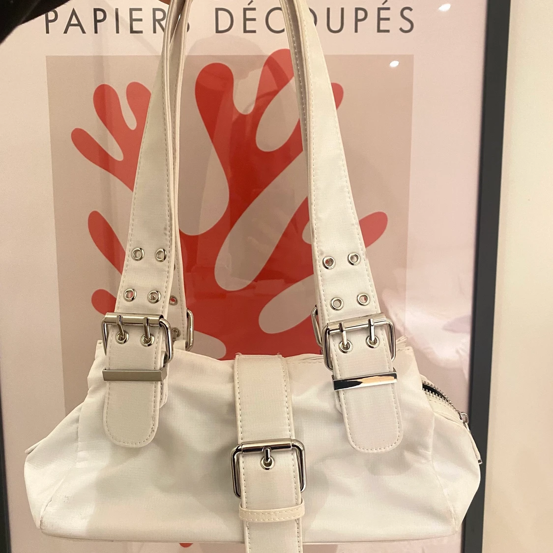 Vit väska med silverdetaljer (EJ BUD)