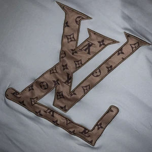 LV tröja - Mjuk fin LV t-shirt. Ej äkta. Aldrig använd. Köparen står för frakt🙏🏼