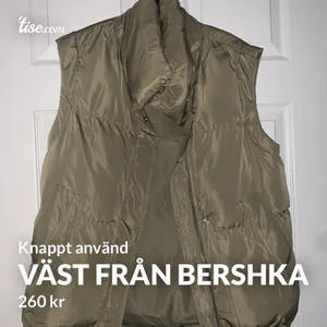 Väst från bershka - Xs men tycker den känns mer som S, lite oversized
