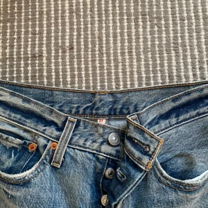 Levi’s jeans med hål  - Säljer ett par coola levi’s jeans med hål, modellen på jeansen är kort då de inte går ner till fötterna (utan till anklarna ungefär) 💖 Nypris: 600kr