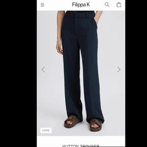 Filippa K kostymbyxor  - Långa kostymbyxor i storlek 36 i modellen hutton från Filippa K i färgen navy. Nypris 2100kr och aldrig använda (prislappen kvar). Säljer för satt inte som jag ville.