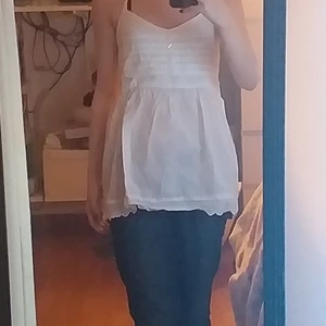 Vit klänning tröja - Vit tröja många små detaljer. Aldrig änvänt och jätte ren❤☁️ köparen står för frakt