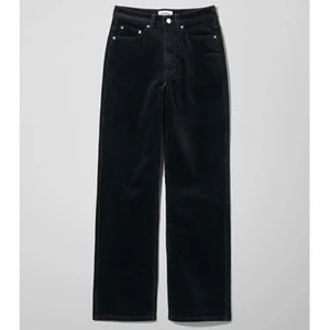 Manchester byxor  - Manchester byxor från weekday (svarta). Använt ett fåtal gånger men som nya. Storlek 31 men går att använda även om man är mindre som oversized. Inköpspris 500 kr! 