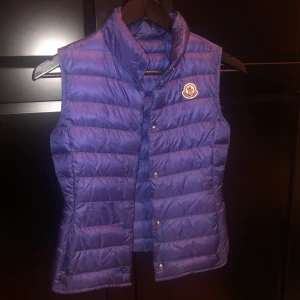 Moncler väst  - Säljer min superfina moncler väst som inte kommer till användning. Den är i storlek 152🥰