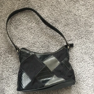 Söt handväska - Denna skitsöta väskan🤍thriftad och använd men fortfarande i toppskick<33