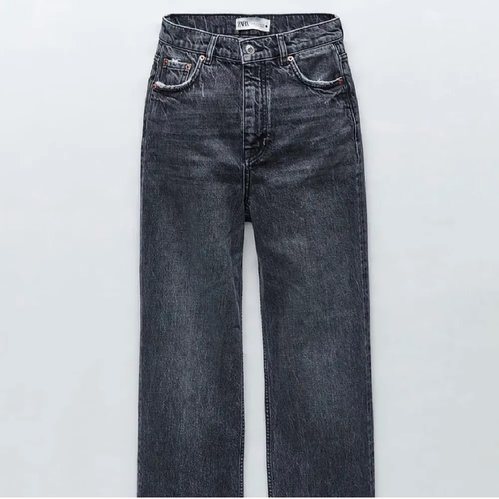 Säljer mina svarta jeans från zara, super bekväma men lite stora på mig. Väldigt fint skick. buda från 250🥰 . Jeans & Byxor.