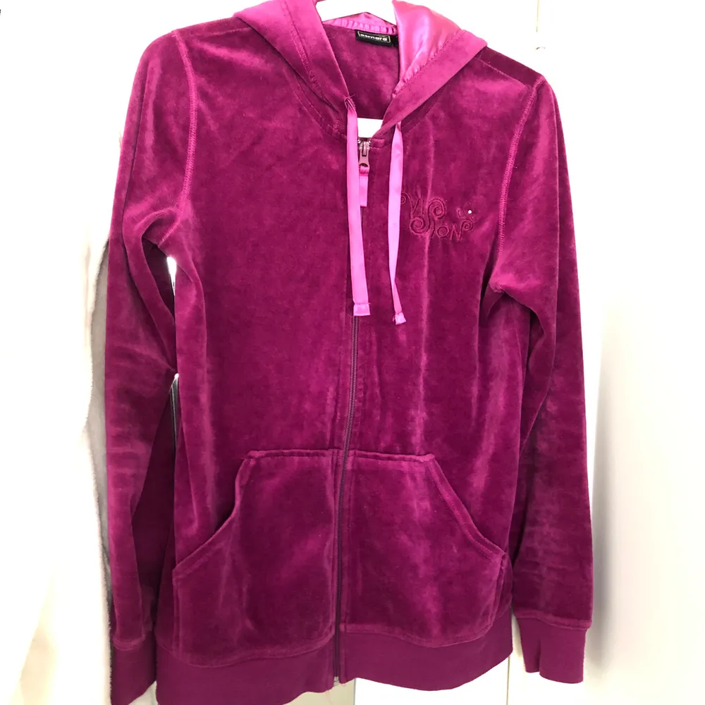 söt rödviolett 2000s y2k zip-up hoodie med liten rhinestone-detalj💜 skick 7/10! (frakt: 100kr exkl frakt, 166kr inkl frakt). Tröjor & Koftor.