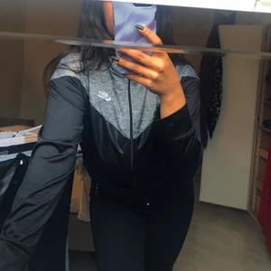 Nike vindjacka  - Säljer min favorit jacka/ vindjacka från Nike. Den är super skön och sitter perfekt. Säljer den då jag inte längre ancänder den och finns säkert någon där ute som vill ha den istället för min garderob 😜 Orginalpris: 750 kronor