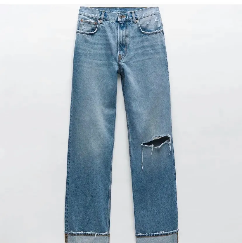 Säljer dessa oanvända jätte snygga slutsålda jeans pågrund att de är förstora för mig❤️. Jeans & Byxor.