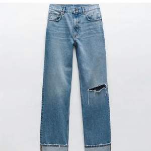 Säljer dessa oanvända jätte snygga slutsålda jeans pågrund att de är förstora för mig❤️