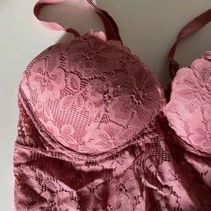 Bh - Lila BH från HM i strlk 75B. Använd fåtal gånger, jättefint skick. Väldigt gammal kollektion.
