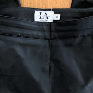 Linn ahlborg x nakd - Linn ahlborgs slut sålda byxor från nakd. Storlek 38. Säljer eftersom att jag inte kommer i dem längre! Frakt ingår i priset. Går att buda på.