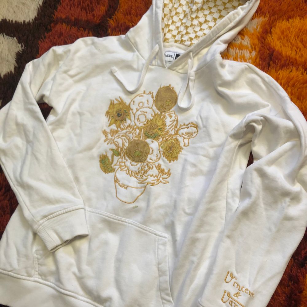 Säljer denna jättefina Vans x van Gogh hoodie som tyvärr inte blir lika mycket använd som jag hoppats. Väldigt fint skick, dock har det kommit en liten fläck på tröjan (se bild 3). Har inte testat ordentligt om den går bort i tvätten men skulle tro att med lite medel så försvinner den lätt! Storlek S. Går att mötas upp i Hagfors eller så skickas den med posten där köparen står för frakten! . Huvtröjor & Träningströjor.