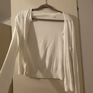 En vit kofta - En fin kofta som kan användas till allt men tyvärr inte min stil, helt ny! 😌