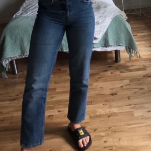 Weekday jeans - Säljer vidare mina weekday jeans i ”Rowe Extra High Straight Jeans” modellen🤍 Super fin färg och passform samt är i nyskick! Storlek 26/30🦋 Nypris 500kr! skriv pm vid frågor 