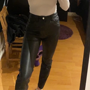 Fuskläder byxor / skinnbyxor  - Fina byxor använda ungefär två gånger, som nya, storlek 34, från HM. Köppte kring 400 kr (pris kan diskuteras)