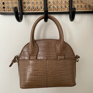 Väska  - Väska från zara. Använd en gång. Nypris 229kr. Köpare står för frakt!