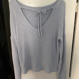 Ljusblå tröja med öppen rygg stl XS - Superfin ljusblå tröja från Cubus stl XS. Tröjan är öppen i ryggen och är använd ett fåtal gånger. 