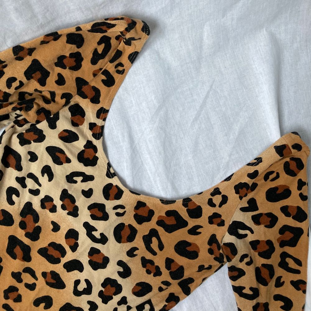 đ CUTE 3/4 QUARTER SLEEVE LEOPARD PRINT BODY WITH BUTTON CLOSINGS AND OPEN BACK âą SIZE - XS / EU 34 âą BRAND - Monki âą MATERIAL - Cotton MY MEASUREMENTS âą Height 161cm / 5'3