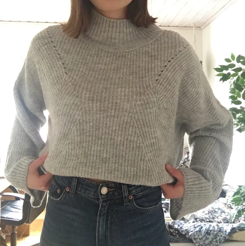 En stickad tröja från Gina Tricot i storlek L, men passar mig som är S, beror på hur man vill att den ska sitta. Den är använd två gånger och i bra skick🥰. Stickat.